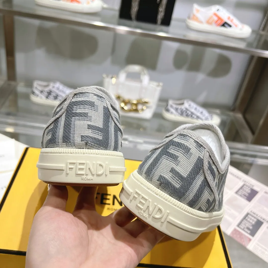 Couple style 💰460❤️Fendi Fendi's latest couple canvas shoes ❑ Fabric: Original customized imported jacquard canvas material ❑ Inner lining: Imported canvas material ❑ Sole: Original molded non-slip TPU outsole ❑ Bottom thickness: 2.5cm ❑ Size: Women's 35-40/Men's 39-45
